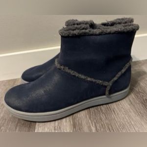 Clarks women navy cushion soft ankle zip booties size 9.5, like new!